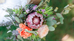 Hochzeitsdekorationsstrauss an Klappstuhl. Gemacht von Bluamazaina